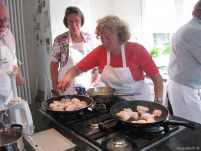 Ilse Erfurth mit Kursteilnehmern beim Kochkurs